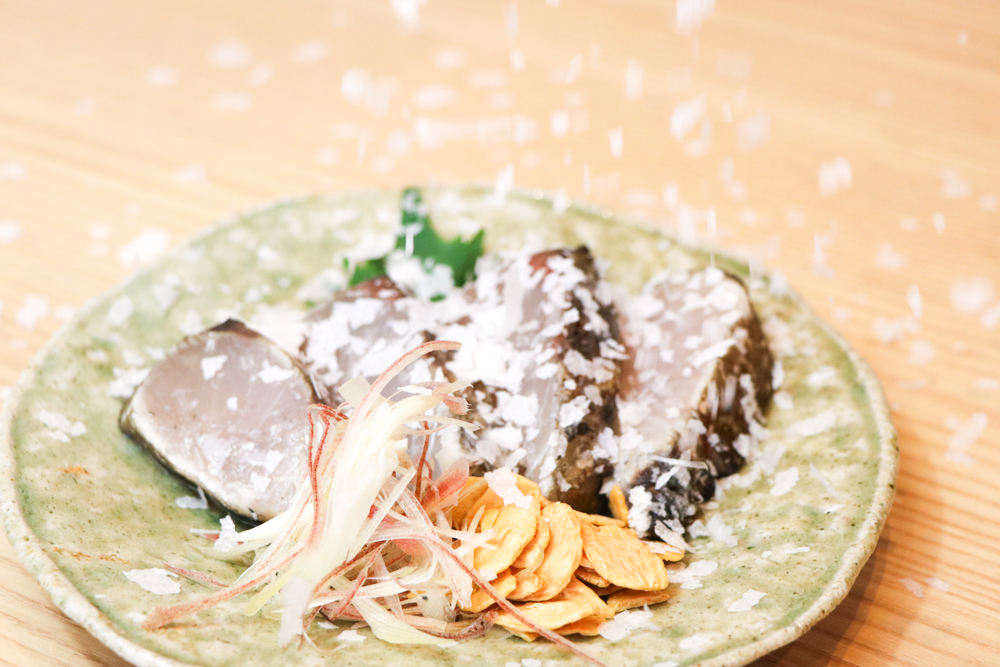 藁焼きの調理風景